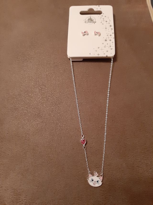 conjunto pendientes y collar Disney.