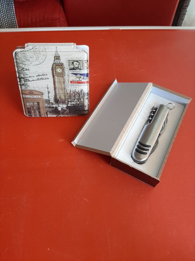 20 espejos para el bolso y 36 navajas multiusos. 