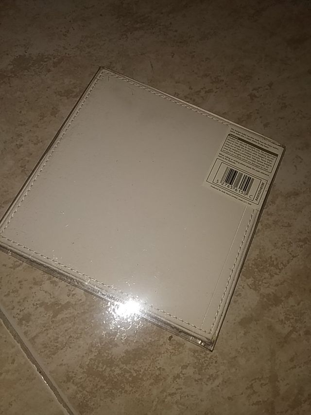 Portavelas blanco símil piel, minimalista, cuadrad
