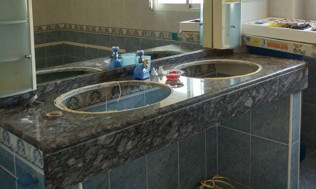 ENCIMERA DE MARMOL PARA BAÑO de segunda mano por 30 € en Centro