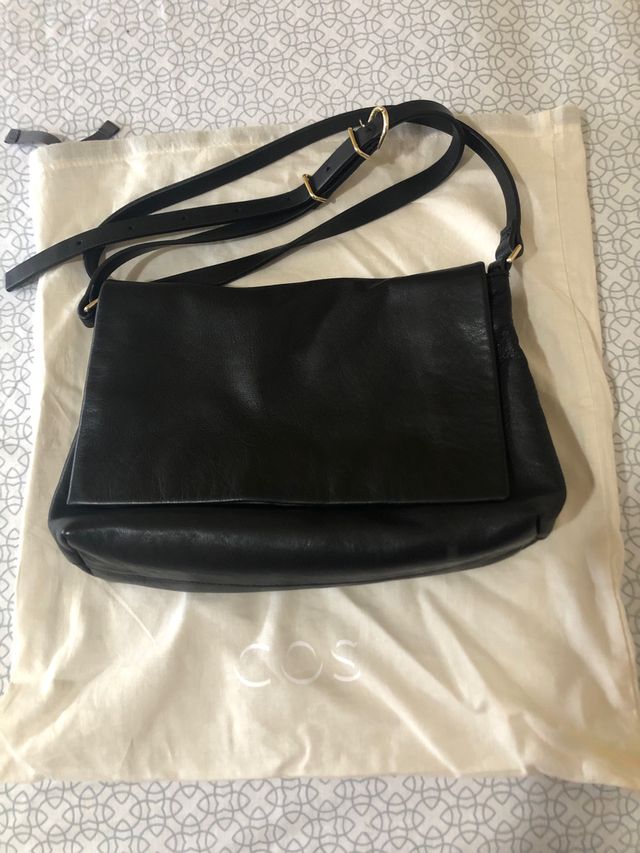 Bolso de piel negro COS