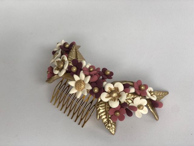 Tocado de flores hechas a mano