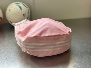 BOLSO ASIDAS ROSA Y BANDAS BLANCAS NUEVO