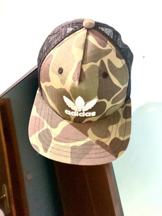 Gorra plana ADIDAS camuflaje NUEVA de segunda mano por 20 EUR en Parla en  WALLAPOP