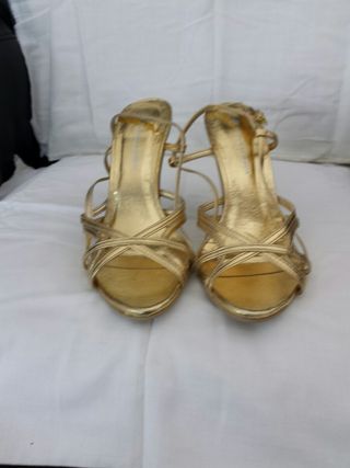 Sandalias Doradas tacon alto talla 35 de segunda mano por 15 EUR en Collado  Villalba en WALLAPOP