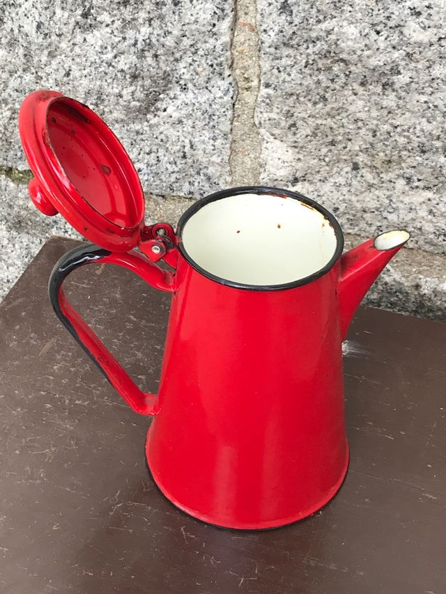 Tetera cerámica blanca y exterior roja