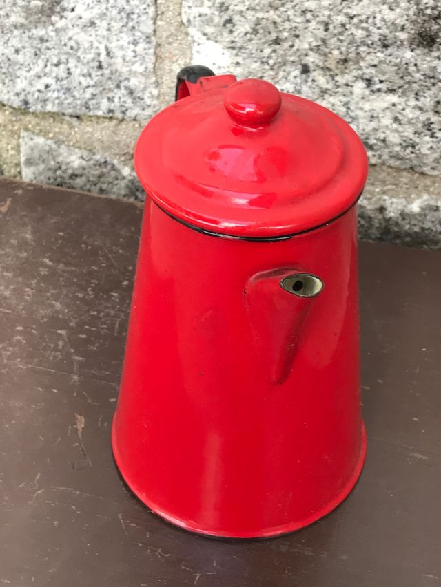 Tetera cerámica blanca y exterior roja