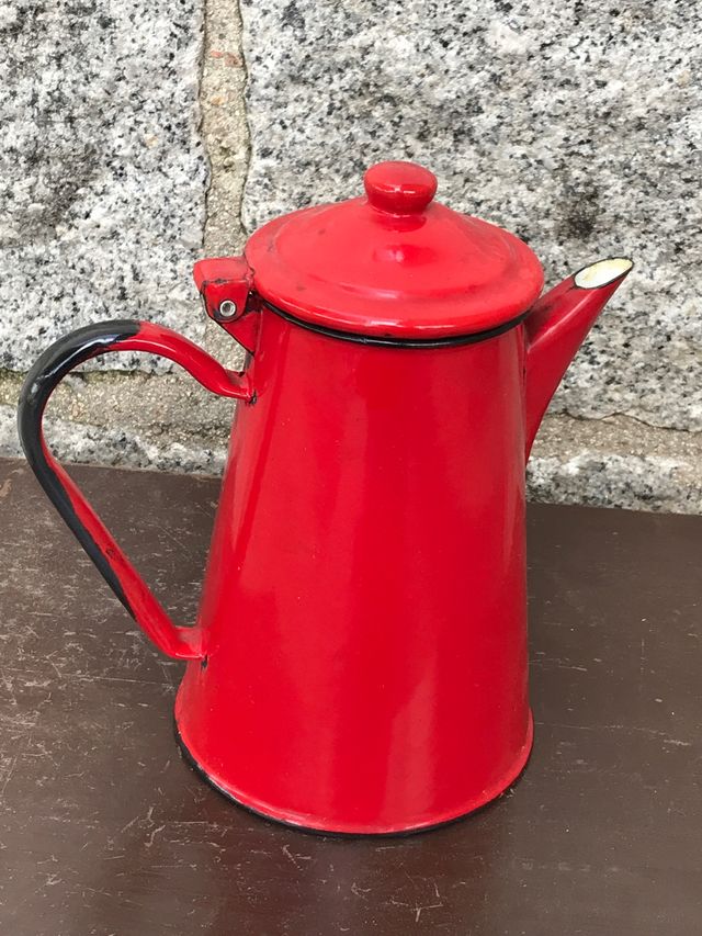 Tetera cerámica blanca y exterior roja