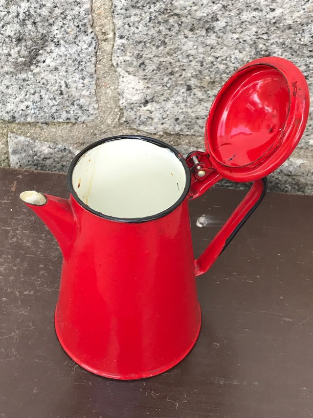 Tetera cerámica blanca y exterior roja