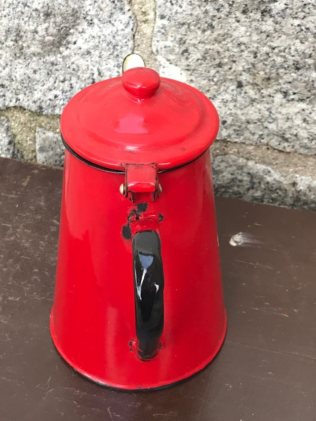 Tetera cerámica blanca y exterior roja