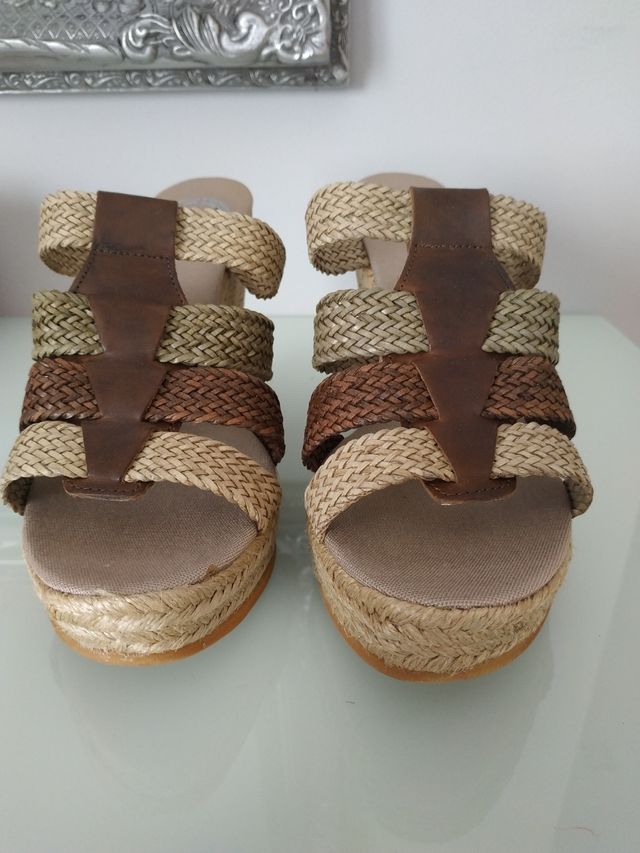 Zuecos abiertos tiras cuña. 39 Vidorreta. Piel