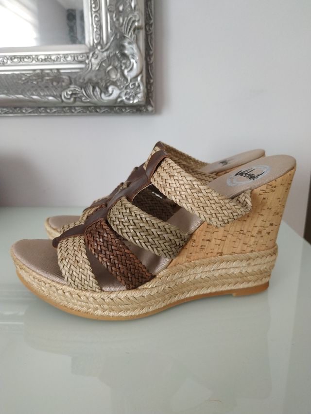 Zuecos abiertos tiras cuña. 39 Vidorreta. Piel