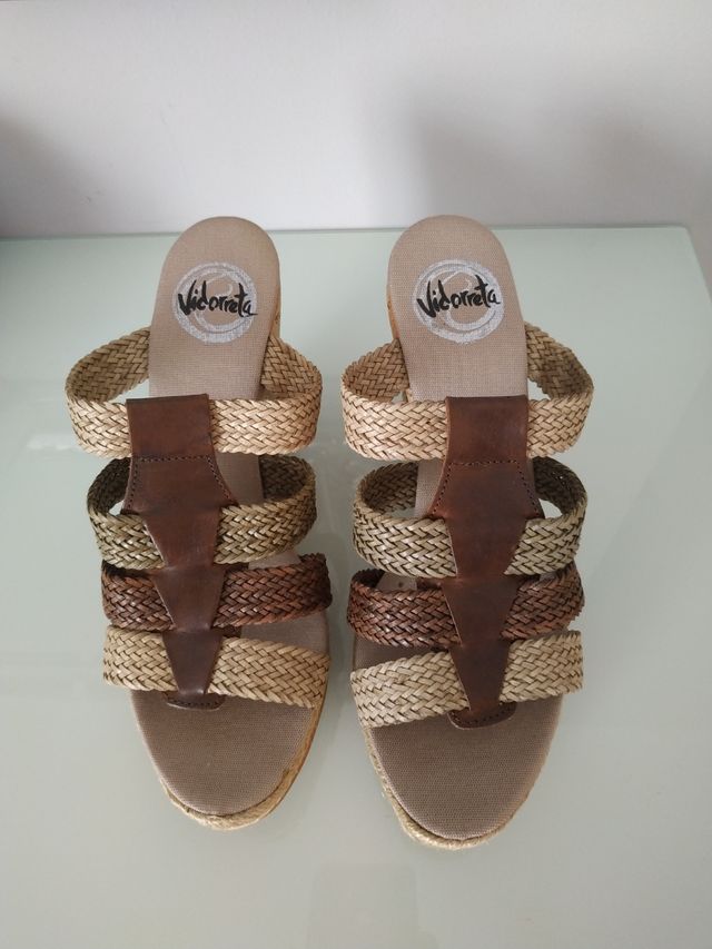 Zuecos abiertos tiras cuña. 39 Vidorreta. Piel