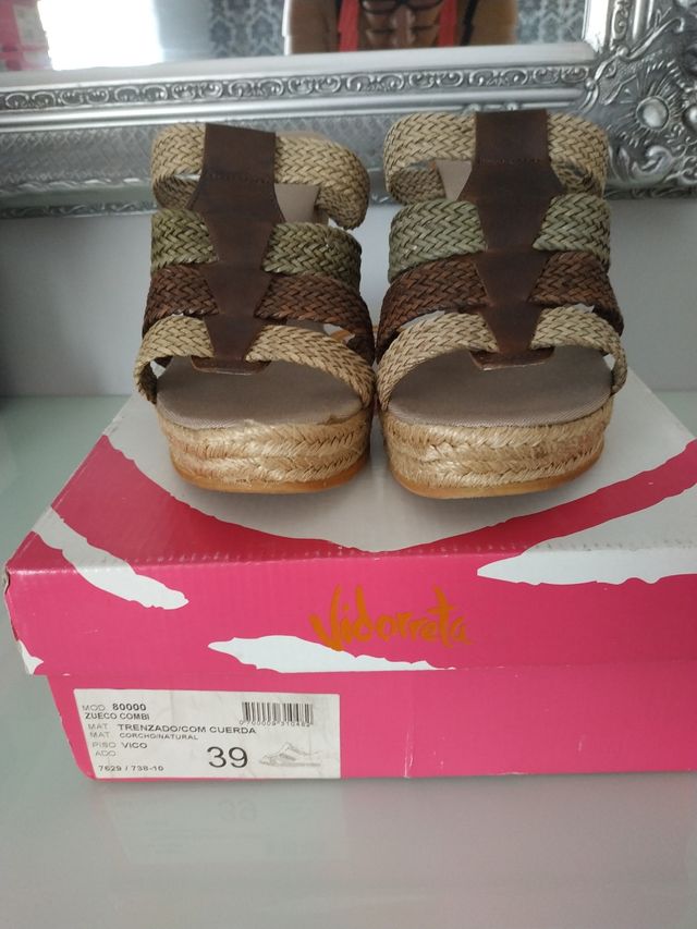 Zuecos abiertos tiras cuña. 39 Vidorreta. Piel