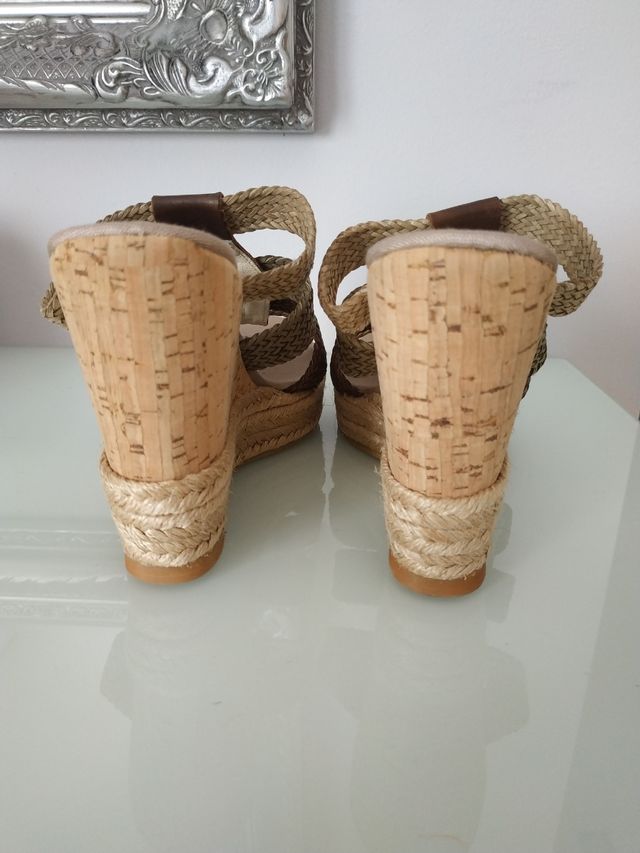 Zuecos abiertos tiras cuña. 39 Vidorreta. Piel