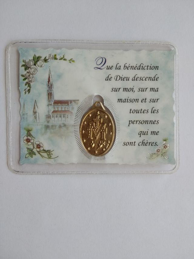 MEDALLA LOURDES EN ESTAMPA PLASTIFICADA