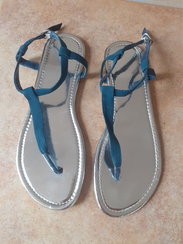 SANDALIAS PLATA HEBILLA TRASERA.TALLA 40