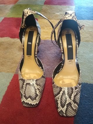 Zapatos pulsera piel de serpiente Zara de segunda mano por 22 EUR en  Santiago de Compostela en WALLAPOP