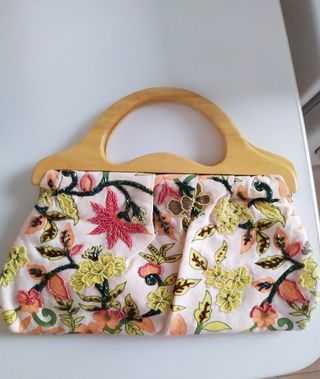 Bolso mano bordado asas madera de segunda mano por 5 EUR en Bilbao en  WALLAPOP