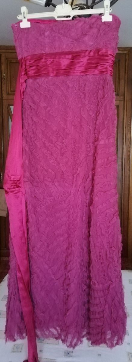 Vestido de fiesta o ceremonia. 