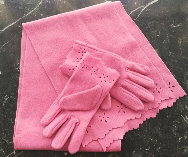 Guantes y bufanda sin estrenar. Rosa palo. M
