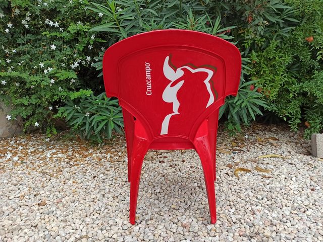 Sillas plástico casa, chalet, campo.