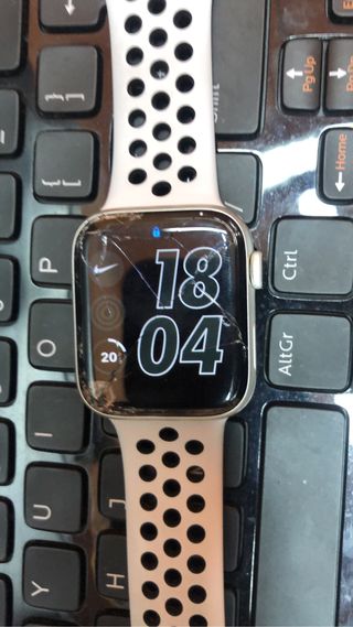 Cambiamos el cristal roto Apple Watch serie 1,2,3, de segunda mano por 1  EUR en Madrid en WALLAPOP