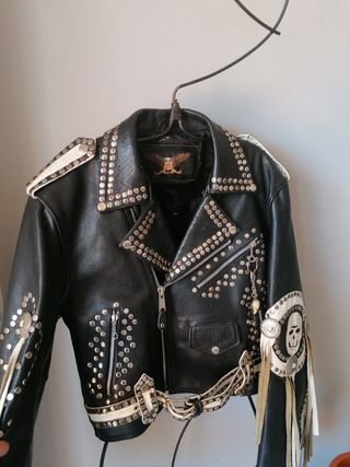Chaqueta cuero antigua de segunda mano por 1.700 EUR en Arroyo de La Miel  en WALLAPOP