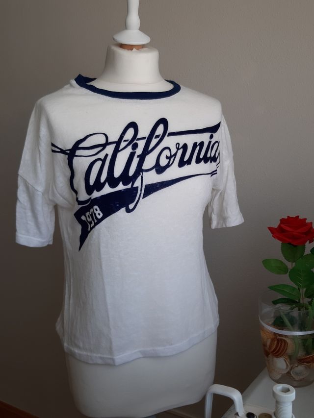 Camiseta blanca con letras azules en terciopelo