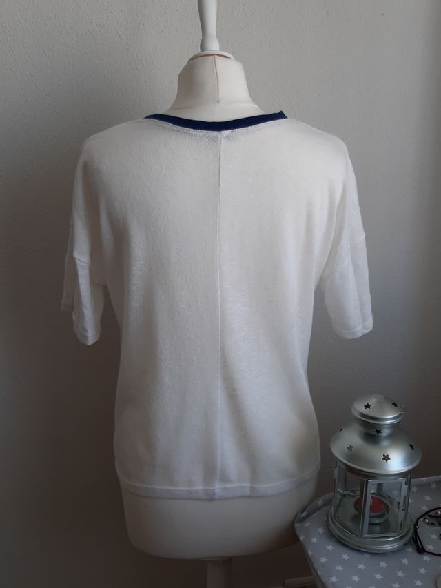 Camiseta blanca con letras azules en terciopelo