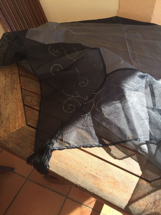 Mantel y servilletas de organiza de color negro.