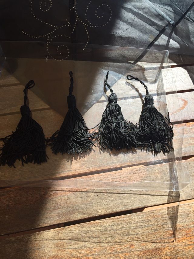 Mantel y servilletas de organiza de color negro.