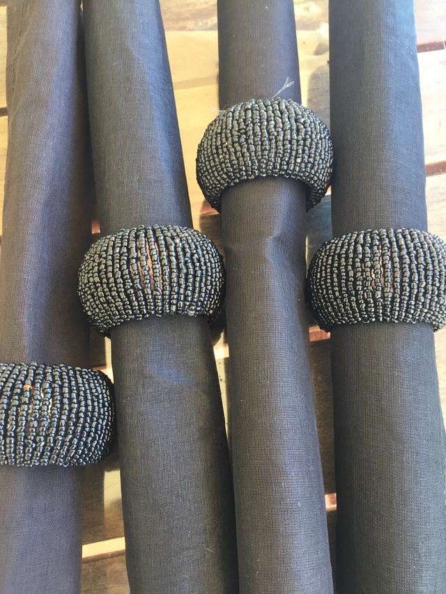 Mantel y servilletas de organiza de color negro.