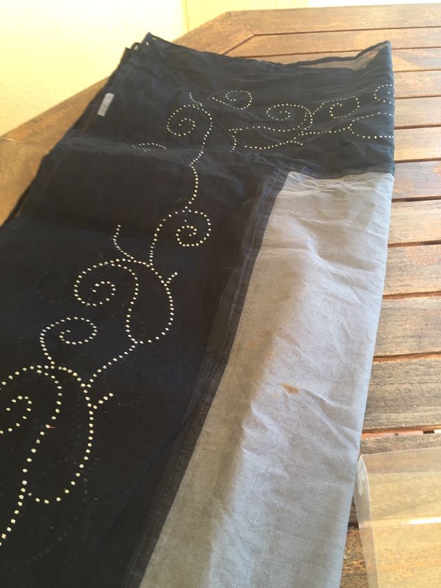 Mantel y servilletas de organiza de color negro.