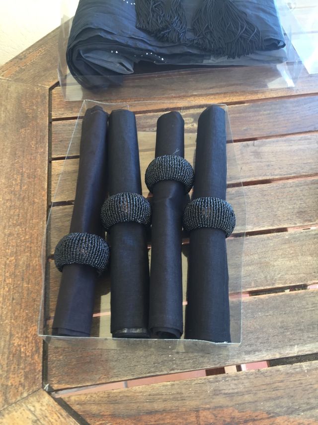 Mantel y servilletas de organiza de color negro.