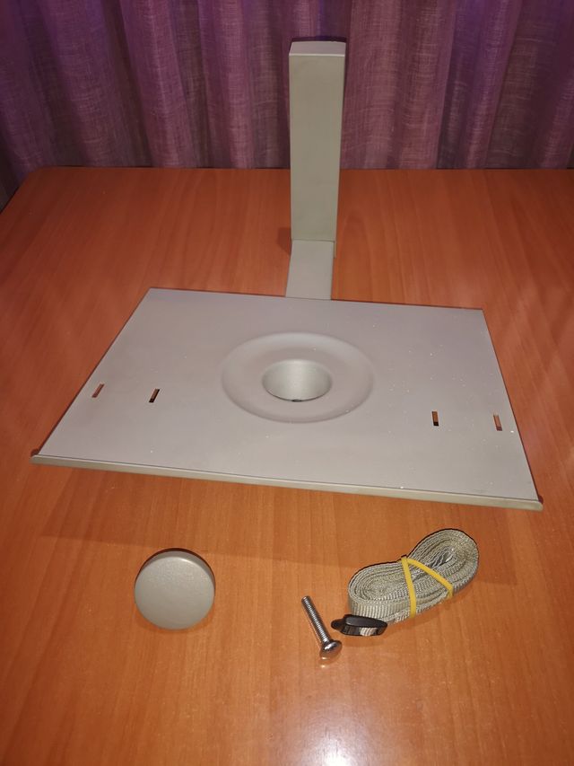 Soporte de pared de televisión o microondas. 