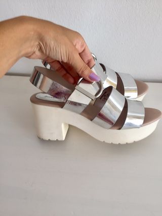 Sandalias plateadas Stradivarius de segunda mano por 5 EUR en Girona en  WALLAPOP
