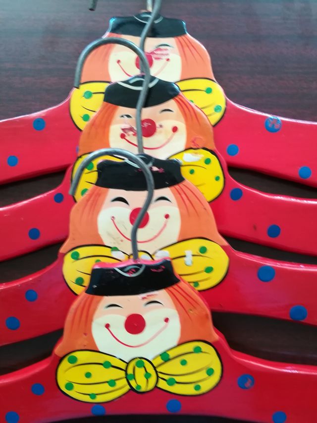 4 Perchas infantiles.