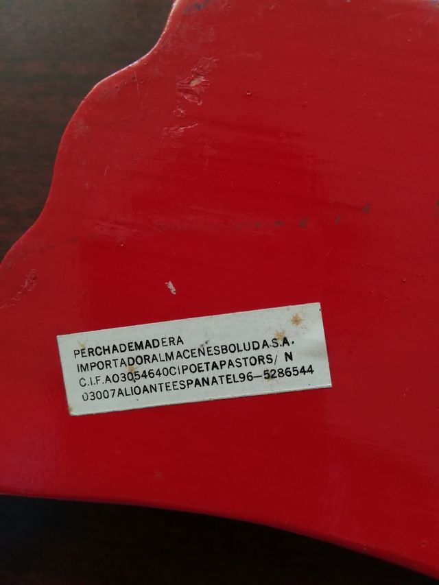 4 Perchas infantiles.