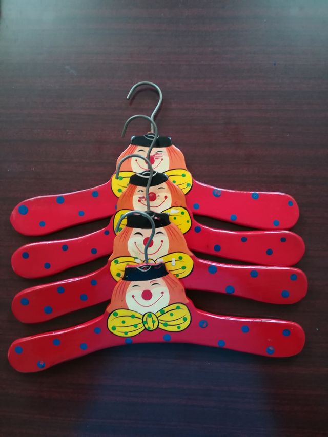 4 Perchas infantiles.