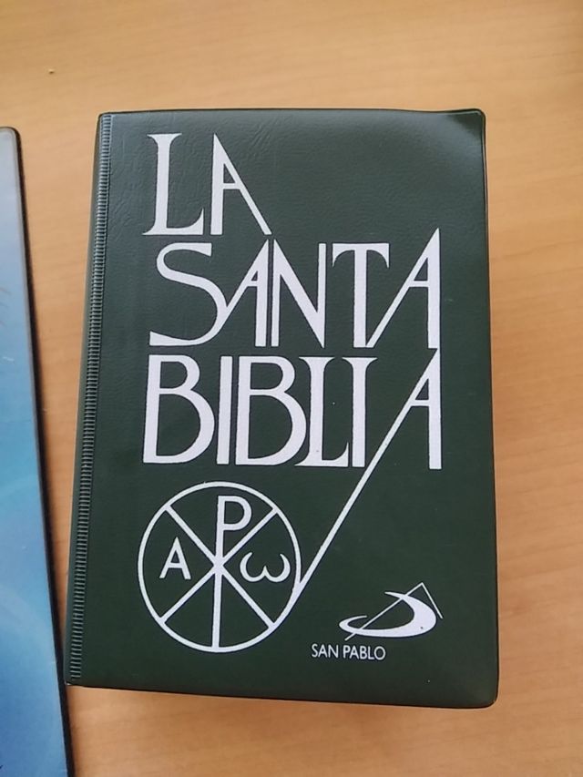 Libro "La Santa Biblia" tamaño de bolsillo.