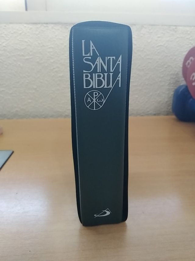 Libro "La Santa Biblia" tamaño de bolsillo.