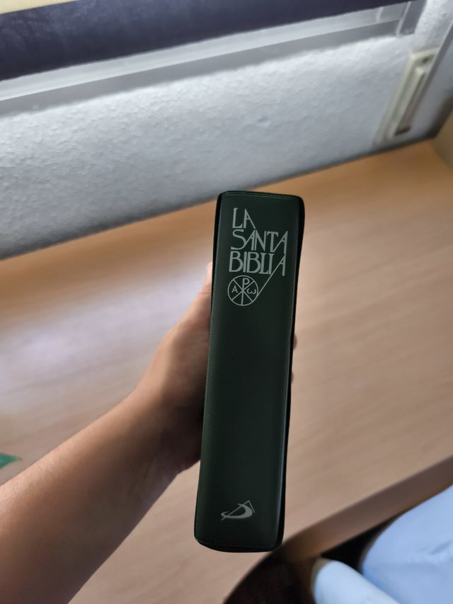 Libro "La Santa Biblia" tamaño de bolsillo.