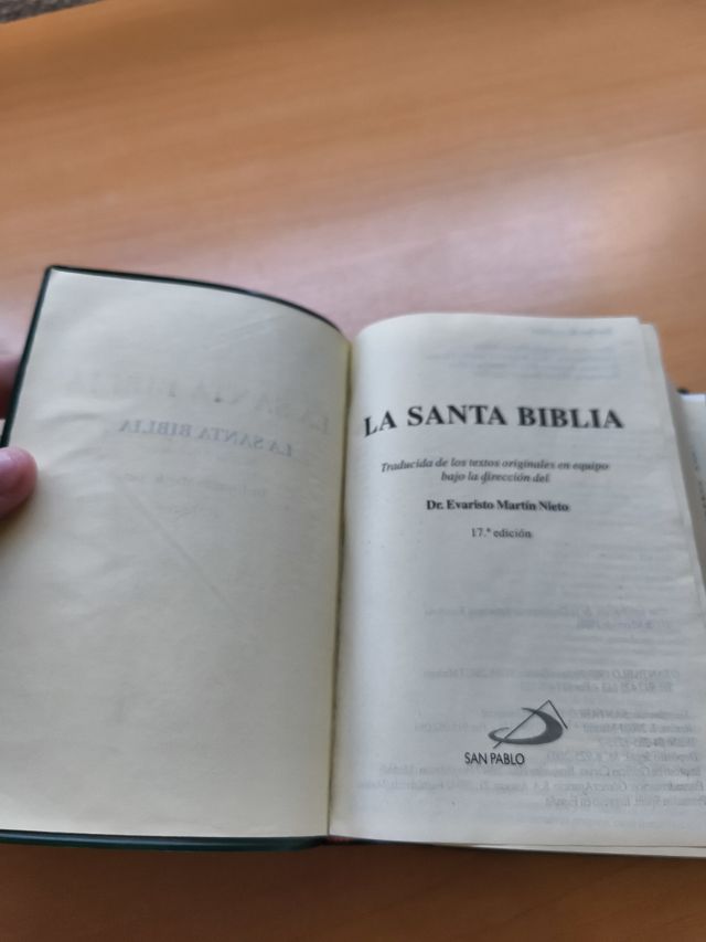 Libro "La Santa Biblia" tamaño de bolsillo.