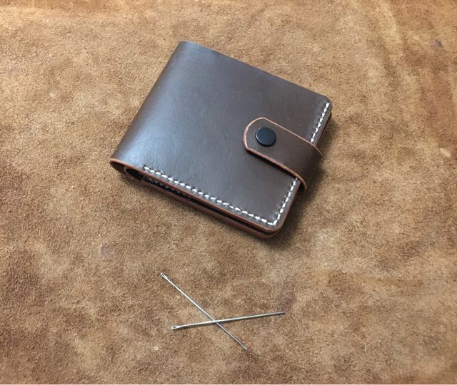 Cartera artesanal de cuero