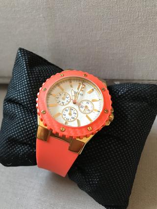 RELOJ GUESS COLOR CORAL/ORO NUEVO