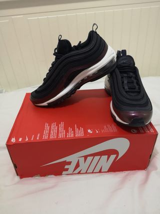 Zapatilla nike air max 97 negro y granate de segunda mano por 90 EUR en  Alicante en WALLAPOP