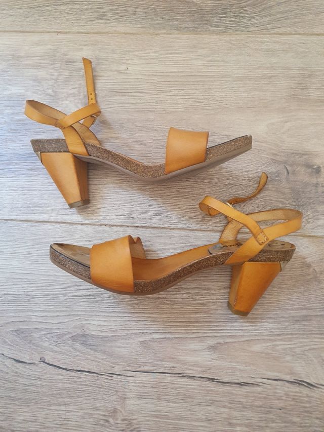 Sandalias piel amarillas