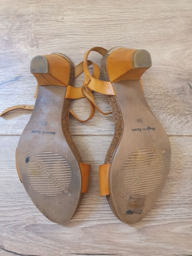 Sandalias piel amarillas