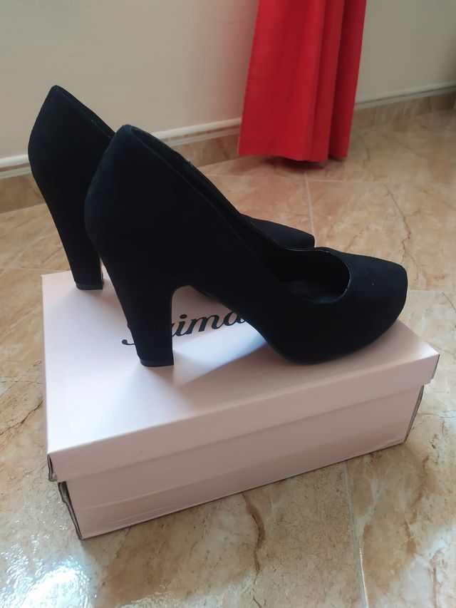 Zapatos de tacón negros.